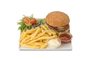 wordt geserveerd met salade &nbsp;friet/aardappelschijfjes of rijst en twee ambachtelijke runderhamburgers met gebakken ui en bqqsaus