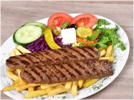 wordt geserveerd met 3 adanaspiezen salade friet/aardappelschijfjes of rijst &nbsp;turks brood met saus naar keuze