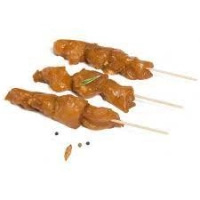 wordt geserveerd met 3 kipspiesjes sla tomaat komkommer wortel augurk met pindasaus 