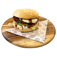 wordt geserveerd met een broodje ambachtelijke runderhamburger sla tomaat augurk champignon ui spek met BBQ Saus