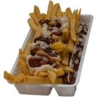 Groot friet met frikandel mayo-curry en ui