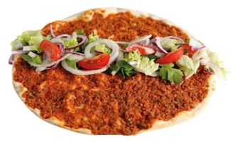 wordt geserveerd met sla tomaat komkommer ui feta peper met saus naar keuze