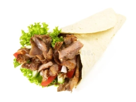 wordt geserveerd met doner sla tomaat komkommer ui feta peper met saus naar keuze