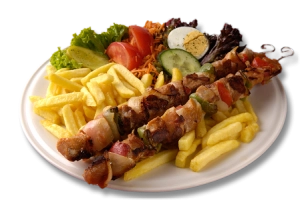 wordt geserveerd met salade friet/aardappelschijfjes of rijst en sjaslick met curry