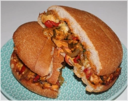 wordt geserveerd met turks brood kipfilet sla tomaat komkommer ui feta peper met saus naar keuze