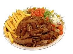 wordt geserveerd met salade friet/aardappelschijfjes of rijst turks brood doner met saus naar keuze