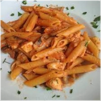 Met kipfilet champignon paprika ui tomatensaus met keuze uit penne of spaghetti 