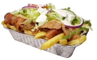wordt geserveerd met friet doner gesmolten kaas sla tomaat komkommer ui feta peper met saus naar keuze