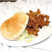 wordt geserveerd met shoarma pita en saus naar keuze