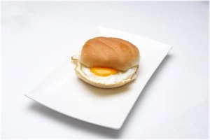 wordt geserveerd met wit bolletje sla komkommer gebakken ei